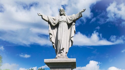 La statue érigée par les paroissiens en hommage au Sacré-Coeur de Jésus, devant l'église de St-Ambroise-de-Kildare
